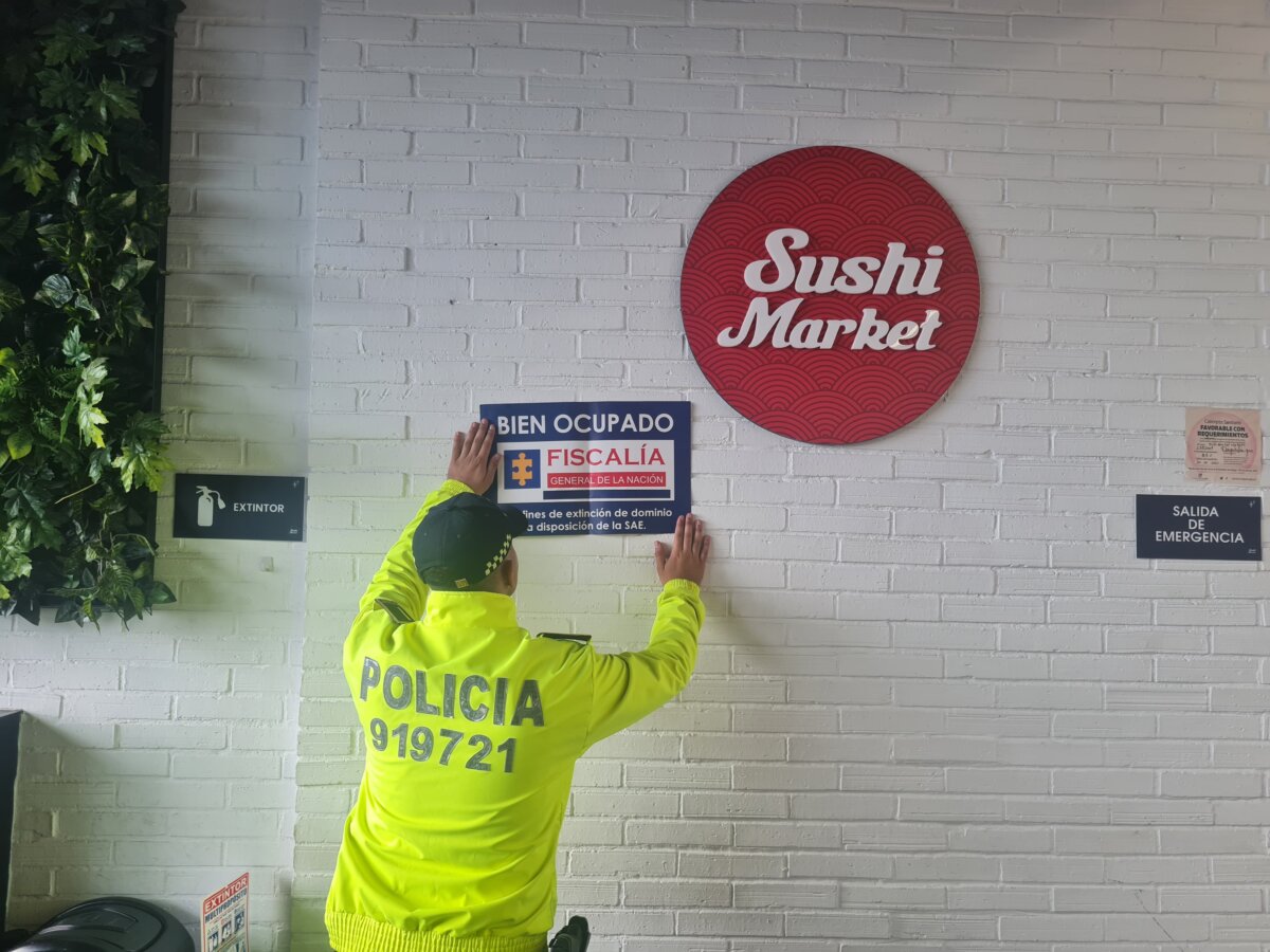Embargan locales de reconocida marca de sushi por presuntos nexos con el narcotráfico Las autoridades informaron el embargo de 16 establecimientos comerciales de una cadena de restaurantes de sushi que tenían presuntos lazos con el narcotráfico.