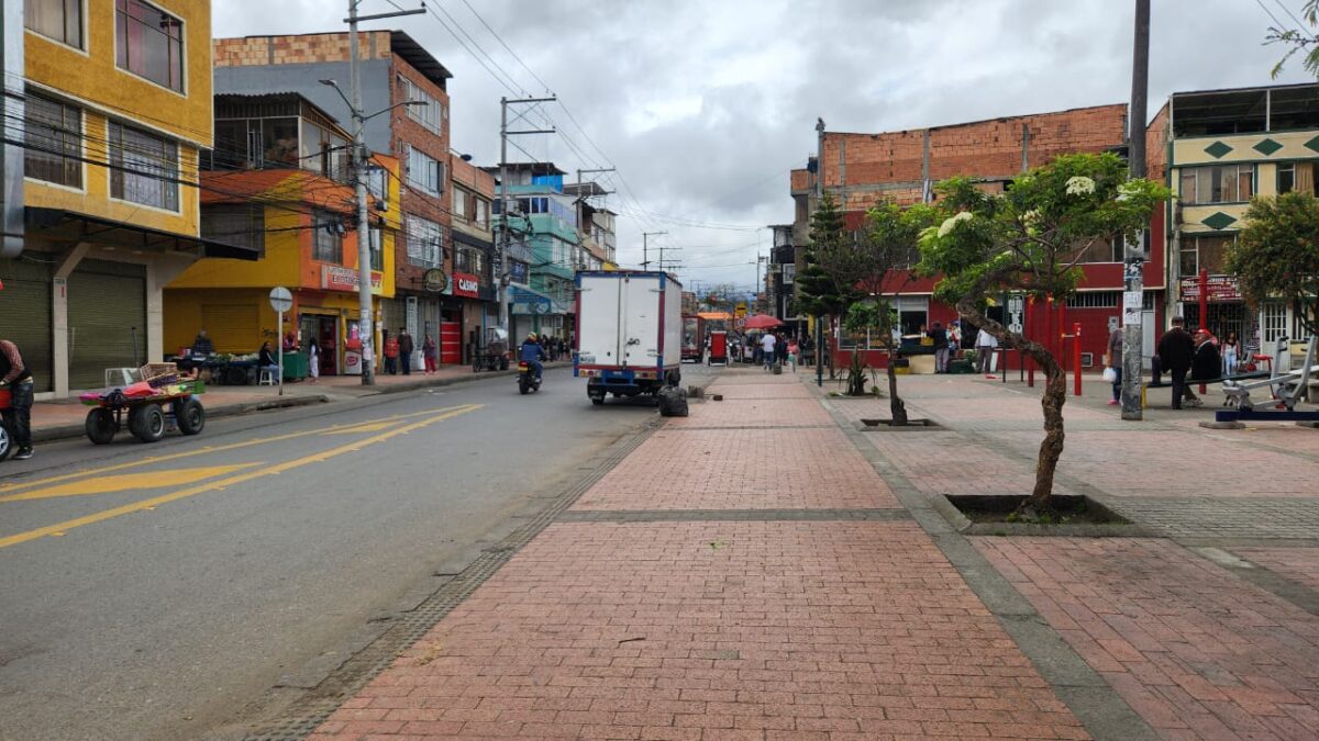 Jéfferson fue asesinado en un parque de Kennedy Una multitud de curiosos se aglomeró en la tarde del viernes en el parque de la avenida principal del barrio El Amparo (Kennedy), observando con temor cómo agonizaba un ciudadano de nacionalidad venezolana identificado como Jefferson Velásquez, al que le habían propinado tres disparos.