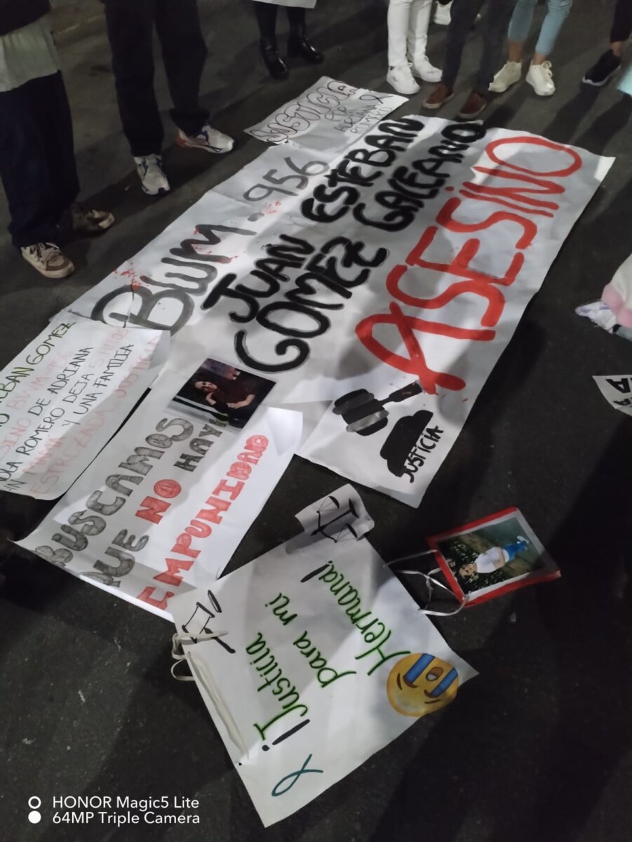 Claman justicia por Adriana, mujer que murió tras ser arrollada por carro fantasma en Suba Jennifer Paola González Romero, una de sus hijas, narró cómo recibieron la trágica noticia: “Un policía llamó a una compañera de trabajo de mi mamá, y ella nos informó que mi mamá había fallecido en un accidente”. Adriana, quien trabajaba como encargada de servicios generales, se dirigía a casa cuando un “carro fantasma” la atropelló.