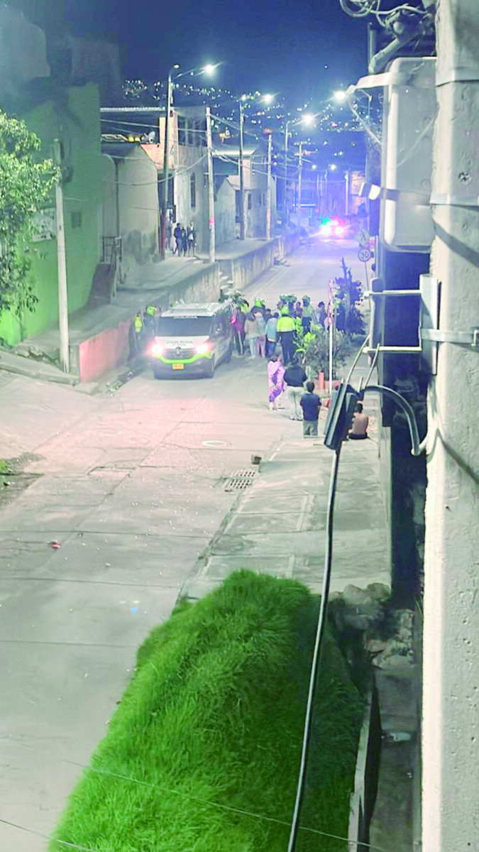 La pesadilla de una mujer en Usme a causa de su expareja Atemorizada y entre lágrimas, Camila Pachón, una madre de tan solo 22 años, relató a Q’HUBO los hechos de violencia que desencadenaron el intimidante ataque del cual ella y su familia fueron víctimas por parte de su expareja, la noche del domingo y la madrugada y noche de ayer, en el barrio Olivares de Usme.