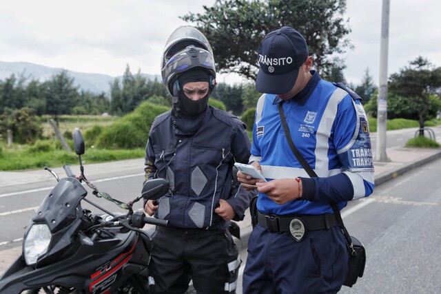 ¿Sale de Bogotá este festivo? tenga en cuenta las recomendaciones de las autoridades La Secretaría Distrital de Movilidad dio a conocer que este puente festivo de San Pedro y San Pablo, han salido de la ciudad hasta el momento 478 mil vehículos y se espera que salgan más. En los principales corredores viales de Bogotá se registra una velocidad de 20 kilómetros por hora, así que hay que tener mucha paciencia pues ya hay congestión vehícular.