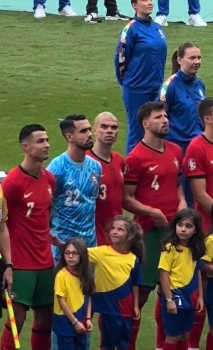 ¡Qué ternura! Así reaccionó una niña tras tocar a Cristiano Ronaldo La niña no podía creer que se encontraba tan cerca del futbolista portugués.