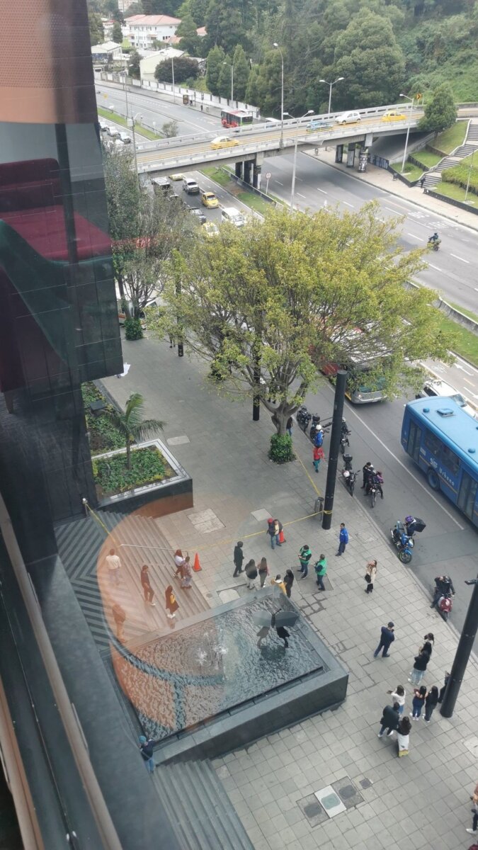 ÚLTIMA HORA: Hombre cayó desde edificio de la calle 100 con carrera Séptima 1 ÚLTIMA HORA: Hombre cayó desde edificio de la calle 100 con carrera Séptima Las autoridades se encuentran investigando lo ocurrido en este punto del norte de la ciudad.
