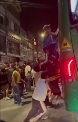 29 buses del Sitp fueron vandalizados durante la celebración del triunfo de Colombia en Bogotá 1 29 buses del Sitp fueron vandalizados durante la celebración del triunfo de Colombia en Bogotá Algunos hinchas que celebraban en la noche de este 10 de julio, vandalizaron varios buses Sitp en diferentes partes de la ciudad.