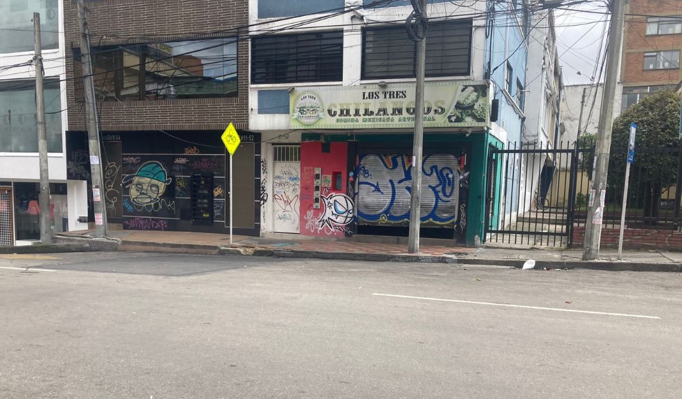 Abogado fue asesinado en medio de una riña en Chapinero Andrés Felipe Restrepo compartía unos tragos con su compañero de apartamento, pero a los pocos minutos, lo que parecía una charla normal, se convirtió en una riña. Andrés fue apuñalado y murió por la gravedad de sus heridas.