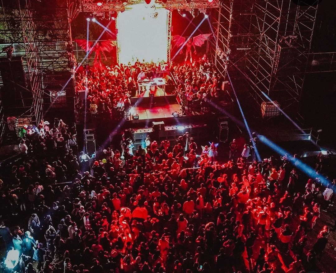 Alcaldía de Chía cancela el festival Nexus luego de la muerte de un trabajador: esto se sabe 1 Alcaldía de Chía cancela el festival Nexus luego de la muerte de un trabajador: esto se sabe Luego de que se conociera la muerte de un empleado, la Alcaldía de Chía decidió cancelar el Nexus Fest que se realizaría este sábado en el Castillo Marroquín.