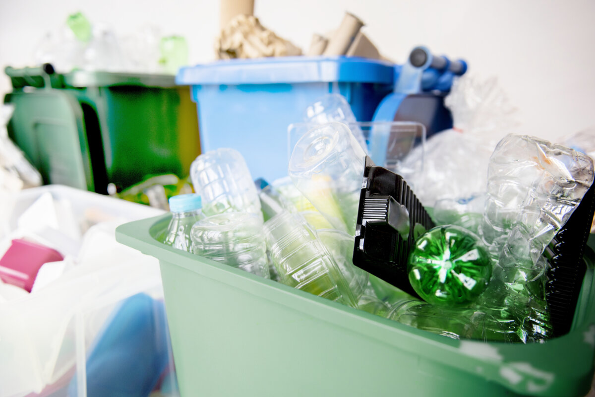 Alternativas sostenibles para la reducción gradual de plásticos de un solo uso 1 Alternativas sostenibles para la reducción gradual de plásticos de un solo uso Presentar alternativas sostenibles, biodegradables y compostables son algunas de las medidas que deberán cumplir los productos plásticos que serán prohibidos a partir del próximo 7 de julio en Colombia y que deseen seguir en el mercado, según explicó la ministra de Ambiente y Desarrollo Sostenible, Susana Muhamad.