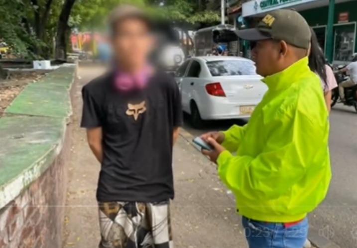 Así desarticularon a 'Los de la Punta', banda dedicada al hurto y microtráfico La Policía Nacional, en coordinación con la Fiscalía General de la Nación, logró la desarticulación del grupo de delincuencia común organizada denominada ‘Los de la Punta’, señalados de hurto y microtráfico en el municipio de Girardot.