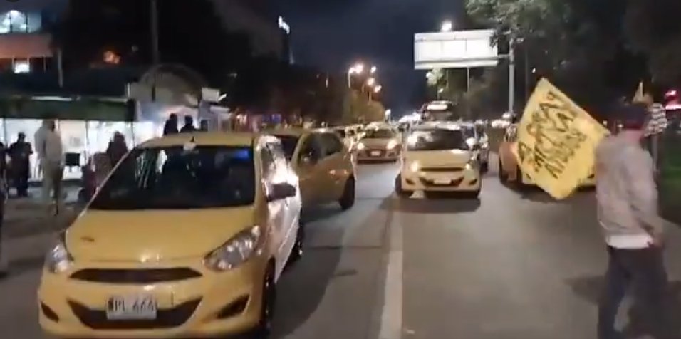Atención: Taxistas bloquean la calle 26 y exigen diálogo con Galán 1 Atención: Taxistas bloquean la calle 26 y exigen diálogo con Galán A esta hora, el gremio de taxistas bloquea la Avenida el Dorado y activó un plan tortuga, exactamente en la calle 26 con carrera 103, en inmediaciones de la sede de la Aerocivil.