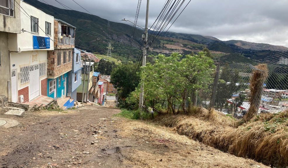 Aterrador hallazgo en Usme: encuentran cuerpo con heridas de arma blanca En el barrio Usminia de la localidad de Usme, los residentes despertaron ayer con la aterradora noticia de una persona muerta en una de las cuadras del vecindario. El terrible episodio corresponde a un asesinato con arma cortopunzante.