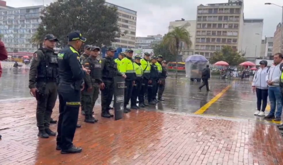 Autoridades incautan 29 armas cortopunzantes durante megatoma en San Victorino 4 Autoridades incautan 29 armas cortopunzantes durante megatoma en San Victorino En horas de la mañana de este miércoles, las autoridades realizaron un gran operativo en el sector de San Victorino, localidad de Santa Fe.