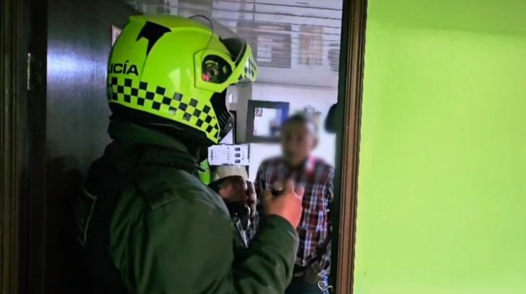 Autoridades incautan 29 armas cortopunzantes durante megatoma en San Victorino 1 Autoridades incautan 29 armas cortopunzantes durante megatoma en San Victorino En horas de la mañana de este miércoles, las autoridades realizaron un gran operativo en el sector de San Victorino, localidad de Santa Fe.
