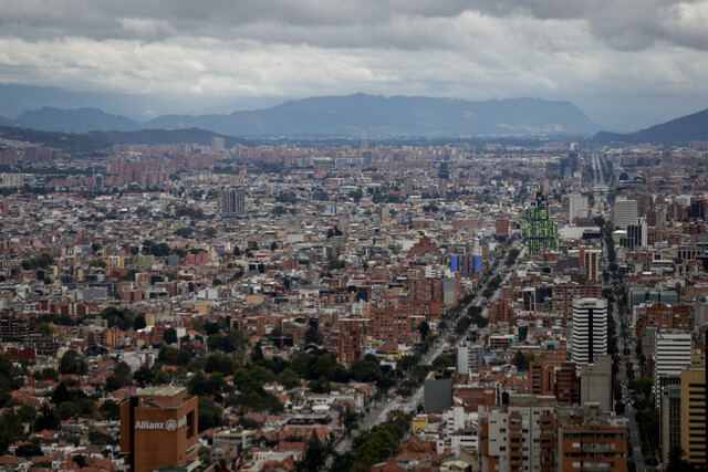 Bogotá está entre las 15 ciudades más costosas para vivir en América Latina 1 Bogotá está entre las 15 ciudades más costosas para vivir en América Latina Bogotá aumentó la inflación y se convirtió en una de las ciudades de Colombia y América Latina con el costo de vida más alto. Le contamos por qué.