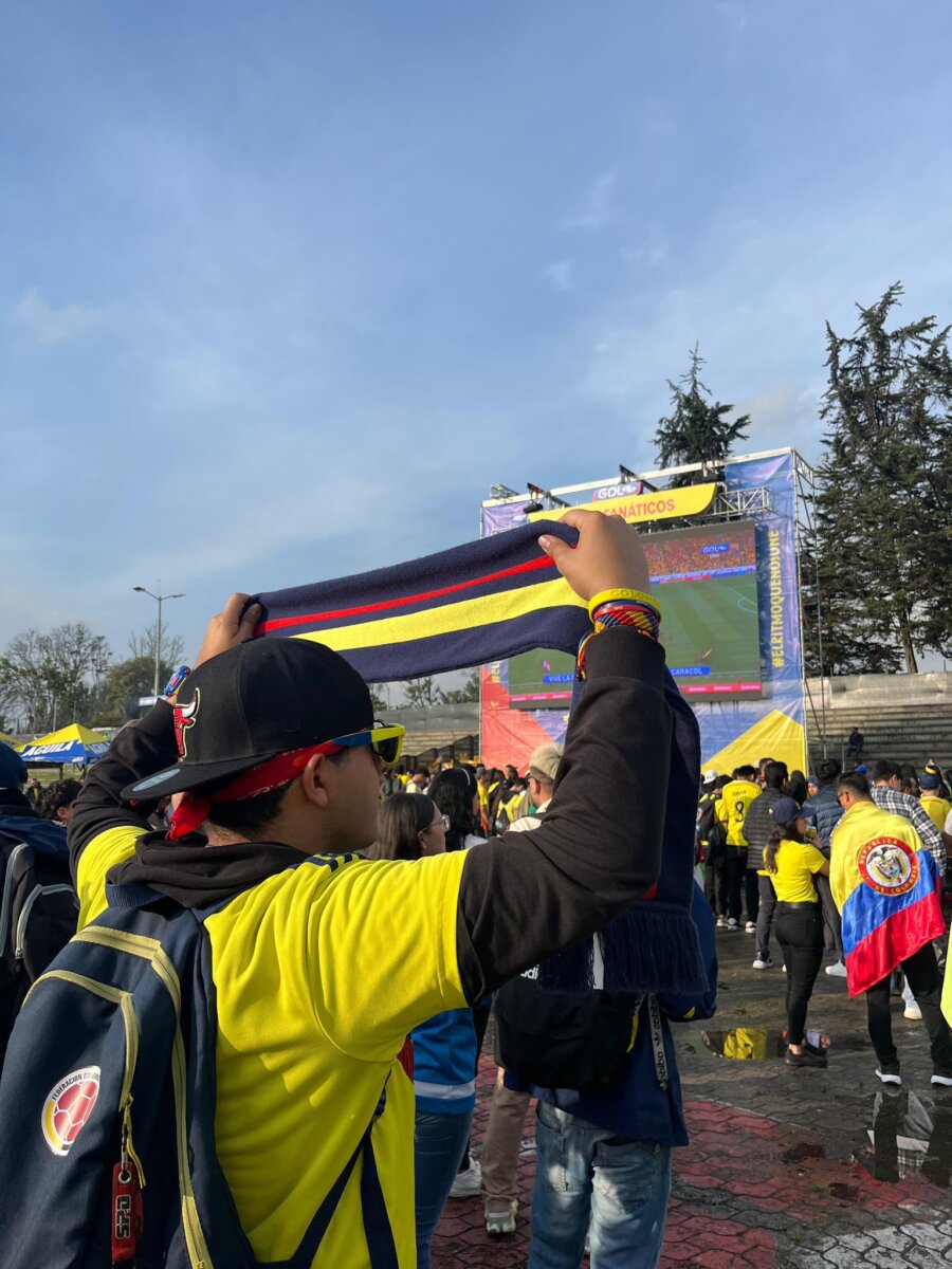 Bogotá tiene listas 3 pantallas gigantes para ver el partido entre Colombia y Panamá 2 Bogotá tiene listas 3 pantallas gigantes para ver el partido entre Colombia y Panamá Prográmese porque el IDRD habilitó 3 pantallas gigantes para que usted y su familia puedan ver el partido en varios parques de Bogotá. Le contamos los detalles.