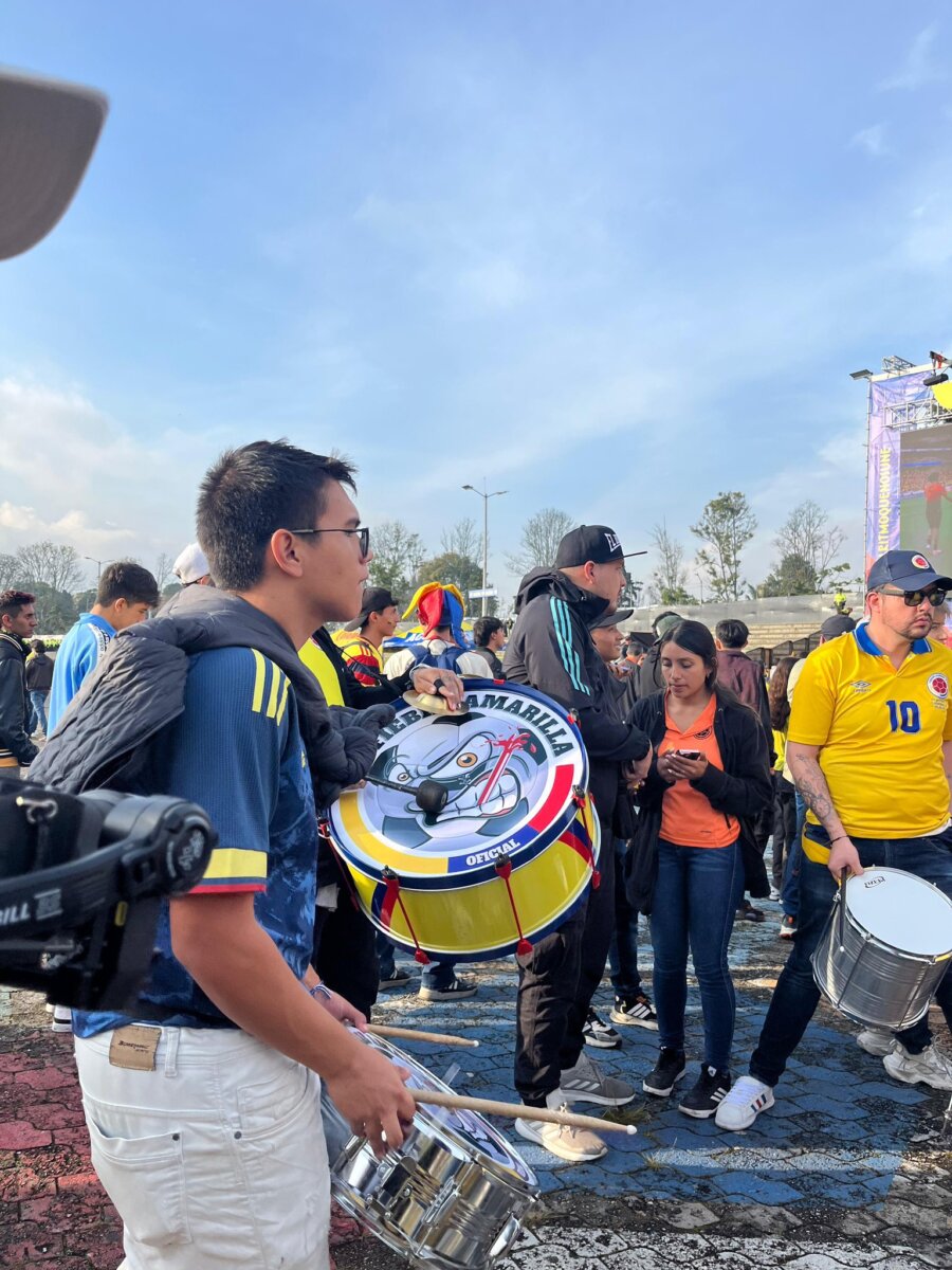 Bogotá tiene listas 3 pantallas gigantes para ver el partido entre Colombia y Panamá 1 Bogotá tiene listas 3 pantallas gigantes para ver el partido entre Colombia y Panamá Prográmese porque el IDRD habilitó 3 pantallas gigantes para que usted y su familia puedan ver el partido en varios parques de Bogotá. Le contamos los detalles.