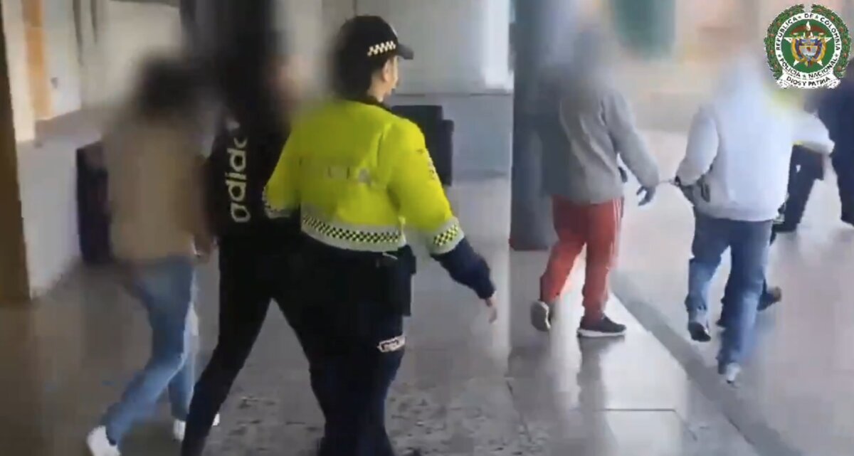 Capturan a 4 personas con 1.800 dosis de droga en Usme 1 Capturan a 4 personas con 1.800 dosis de droga en Usme Uniformados de la Policía de Bogotá capturaron a cuatro personas por los delitos de tráfico, fabricación o porte de estupefacientes en la localidad de Usme.