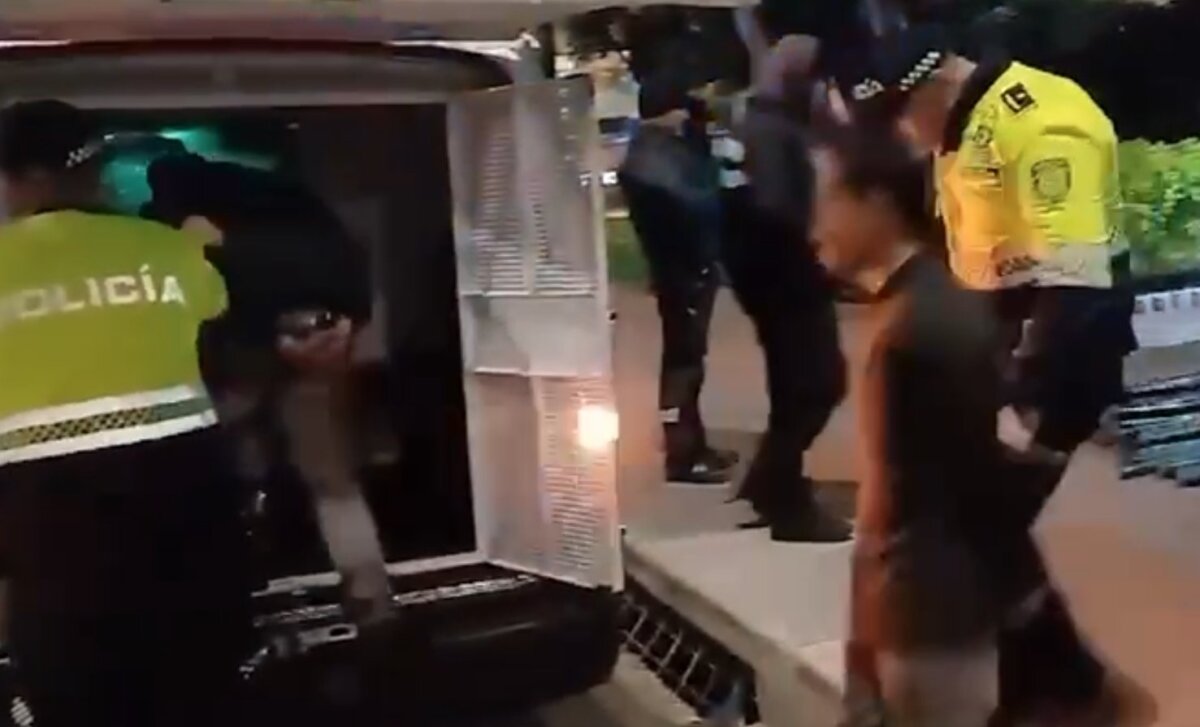 Capturan a pillos que estaban robando cableado en Suba 1 Capturan a pillos que estaban robando cableado en Suba La Policía Metropolitana de Bogotá, logró la captura en flagrancia de dos personas por el delito de hurto de cableado perteneciente a una empresa de telefonía.