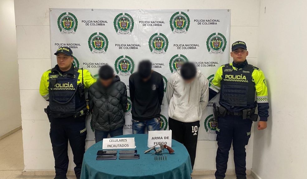 Capturan a 3 sujetos que portaban armas de fuego en León XIII En una operación preventiva de registro y control, la Policía Metropolitana de Soacha logró la captura en flagrancia de tres personas por el delito de fabricación, tráfico, porte o tenencia de armas de fuego.