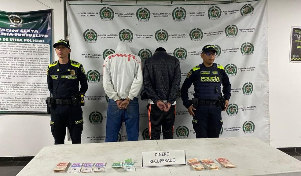 Capturan en flagrancia a 2 sujetos que robaban establecimientos comerciales en Bogotá En el marco de la Operación Bogotá, uniformados de la Estación de Policía Tunjuelito lograron la captura de dos sujetos por el delito de hurto. Estos hechos se presentaron en el barrio Nuevo Muzu.