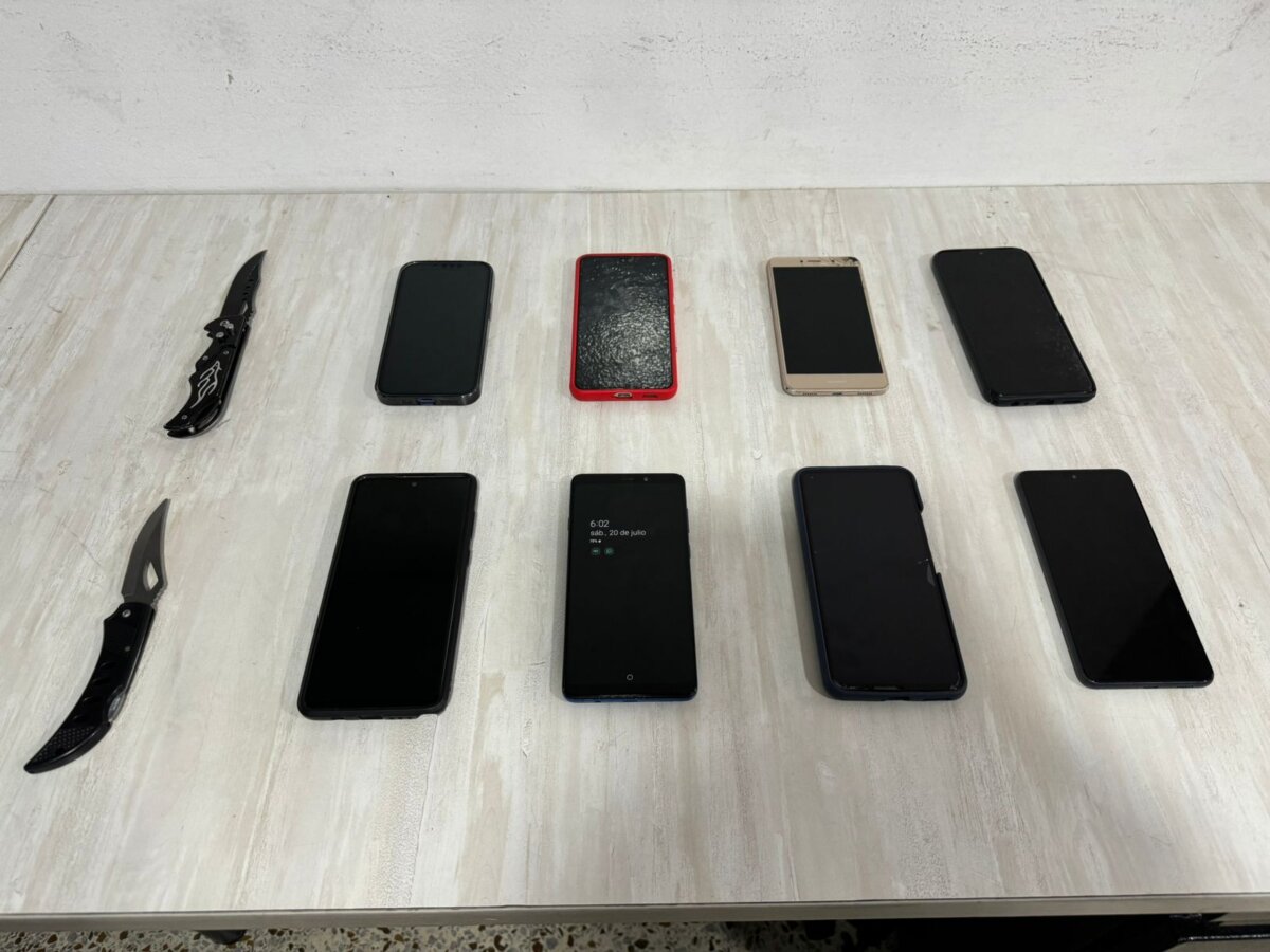 Cayeron 3 sujetos que habrían robado a los pasajeros de un Sitp en Usaquén La Policía de Bogotá logró la captura de tres sujetos implicados en el hurto a pasajeros de un bus del Sitp que se movilizaba en Usaquén. Uno de los implicados tenía casa por cárcel.