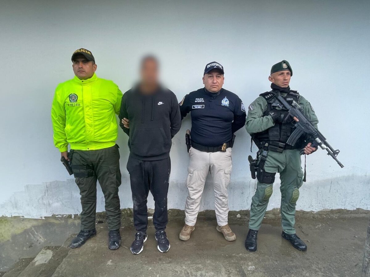 Cayó alias 'Larry Changa', uno de los cabecillas del Tren de Aragua buscado por Interpol Uno de los máximos jefes y cofundador de la temible organización criminal transnacional 'Tren de Aragua' fue arrestado en las últimas horas en zona rural de Circasia (Quindío) por miembros de la Policía.