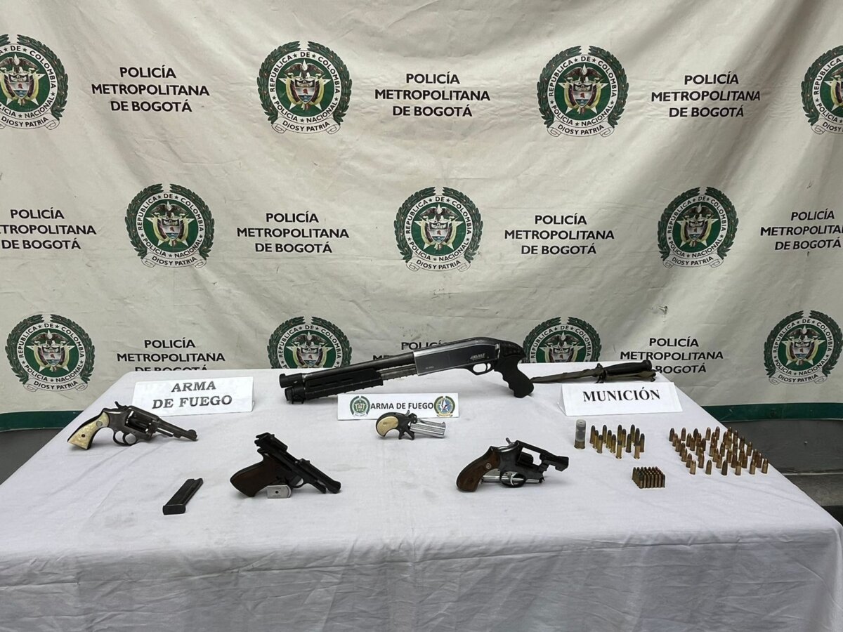 Cayó sujeto que alquilaba armas de fuego en Bogotá 1 Cayó sujeto que alquilaba armas de fuego en Bogotá Las autoridades capturaron al sujeto en flagrancia y le incautaron 5 armas de fuego y 105 cartuchos de munición.