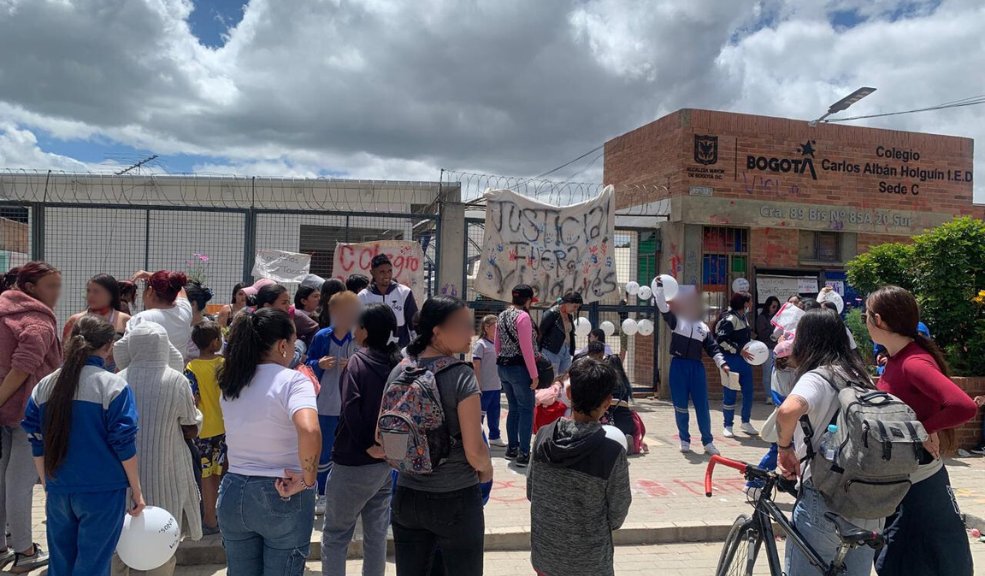 Claman justicia por la violación de un niño en colegio de Bosa 5 Claman justicia por la violación de un niño en colegio de Bosa Solo rabia y desesperación se ve en el rostro de una madre de familia, quien denunció que en el colegio Carlos Albán Sede C, de la localidad de Bosa, su hijo de seis años fue violado, al parecer por dos hombres que hacían trabajos de construcción dentro de la institución.