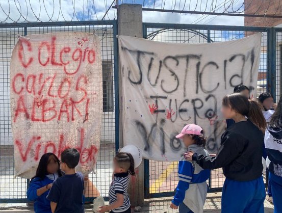 Claman justicia por la violación de un niño en colegio de Bosa 1 Claman justicia por la violación de un niño en colegio de Bosa Solo rabia y desesperación se ve en el rostro de una madre de familia, quien denunció que en el colegio Carlos Albán Sede C, de la localidad de Bosa, su hijo de seis años fue violado, al parecer por dos hombres que hacían trabajos de construcción dentro de la institución.