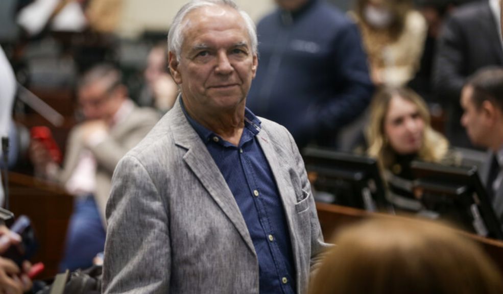 Comprometedores chats salpicarían a MinHacienda en escándalo de la UNGRD Se empiezan a conocer más detalles sobre el escándalo de corrupción que se gestó desde altos funcionarios del gobierno y con la Unidad nacional de Gestión de riesgo como enlace para gestionar las millonarias coimas.