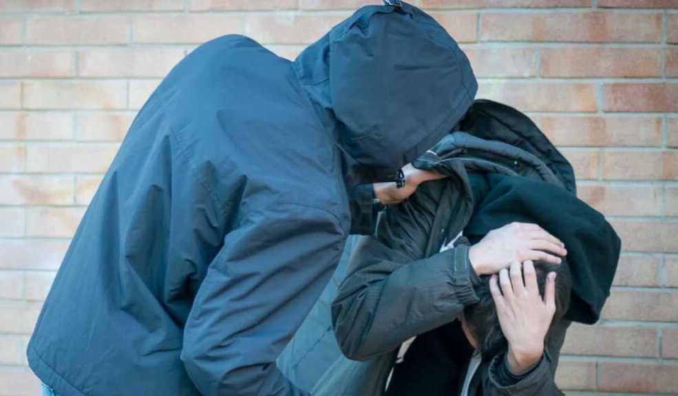 Con cuchillo en mano, ladrones robaron a un menor de edad en Usaquén 4 Con cuchillo en mano, ladrones robaron a un menor de edad en Usaquén El pánico generado por la inseguridad que se vive en Bogotá invadió en las últimas horas el cuerpo de un joven de 17 años, quien fue víctima de dos ladrones en Usaquén.