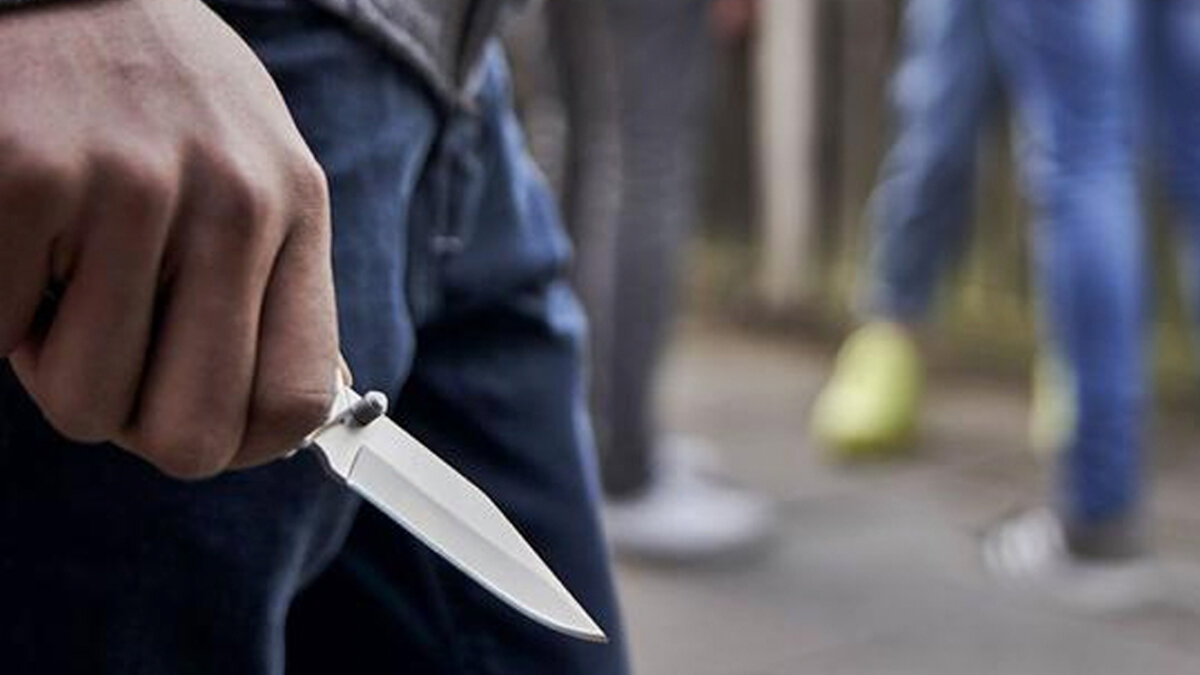 Con cuchillo en mano, ladrones robaron a un menor de edad en Usaquén 1 Con cuchillo en mano, ladrones robaron a un menor de edad en Usaquén El pánico generado por la inseguridad que se vive en Bogotá invadió en las últimas horas el cuerpo de un joven de 17 años, quien fue víctima de dos ladrones en Usaquén.