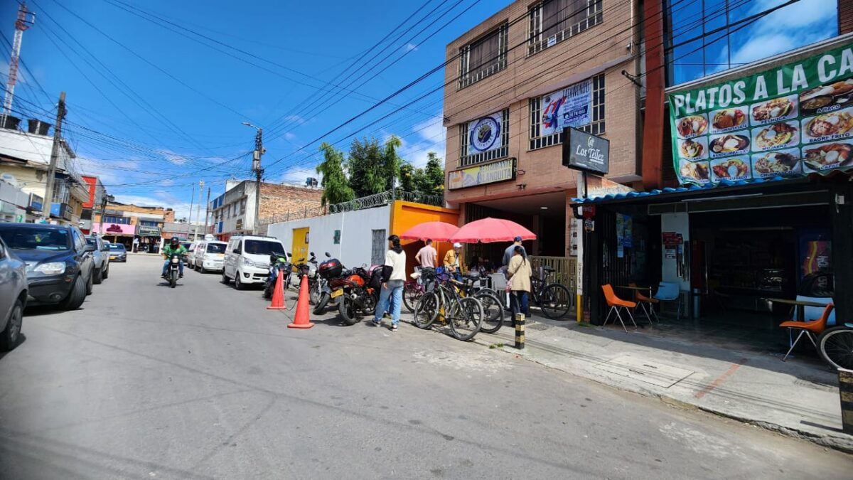 Desalmado apuñaló a su propio hijo en plena calle de Fontibón Momentos de pánico y terror vivieron los comerciantes y residentes del barrio Fontibón Centro (Fontibón) al presenciar cómo un hombre caminaba por varias calles del sector comercial abrazando a un menor de cuatro años mientras le apuntaba un puñal al cuello con la firme intención de herirlo.