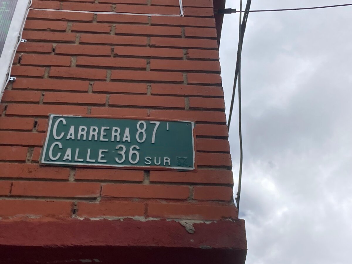 Detalles de crimen en Patio Bonito: hombre se movilizaba en bicitaxi cuando fue baleado 1 Detalles de crimen en Patio Bonito: hombre se movilizaba en bicitaxi cuando fue baleado En la noche de este lunes, la comunidad del barrio Patio Bonito, en la localidad de Kennedy, quedó pasmada cuando escucharon el ensordecedor sonido de un arma de fuego, que hizo eco en las cuadras. El episodio daba cuenta del crimen que se había acabado de perpetrar en plena vía pública.