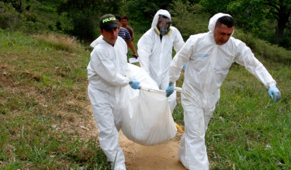 Dos cadáveres fueron hallados junto a un aterrador panfleto, ¿qué decía? La noche del pasado sábado 13 de julio, se encontraron los cuerpos de dos hombres en una zona rural de Caloto, Cauca. Los cadáveres fueron hallados en la vereda La Placa junto a un cartel con un mensaje amenazante dirigido a individuos asociados con ciertos grupos armados.