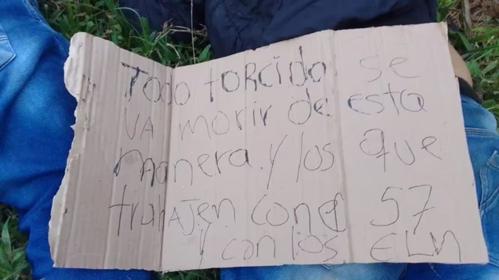 Dos cadáveres fueron hallados junto a un aterrador panfleto, ¿qué decía? 1 Dos cadáveres fueron hallados junto a un aterrador panfleto, ¿qué decía? La noche del pasado sábado 13 de julio, se encontraron los cuerpos de dos hombres en una zona rural de Caloto, Cauca. Los cadáveres fueron hallados en la vereda La Placa junto a un cartel con un mensaje amenazante dirigido a individuos asociados con ciertos grupos armados.