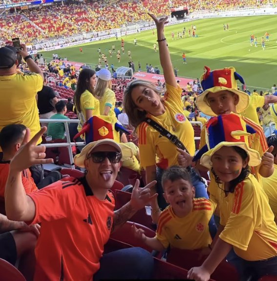 EN VIDEO: Así fue como chalequearon a Luis Alfonso tras partido de la Copa América 1 EN VIDEO: Así fue como chalequearon a Luis Alfonso tras partido de la Copa América Una mujer intentó abrir el canguro que Luis Alfonso llevaba puesto. Vea el video aquí.