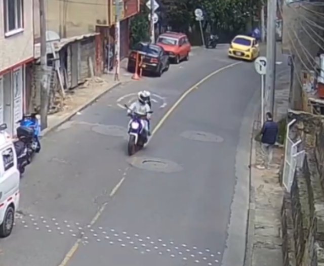 EN VIDEO: Así fue como pillos pasaron dos veces frente a su víctima para robarle el celular 1 EN VIDEO: Así fue como pillos pasaron dos veces frente a su víctima para robarle el celular Luego de rondar varias veces por el sector, los delincuentes le raparon el celular al muchacho. Vea el video aquí.