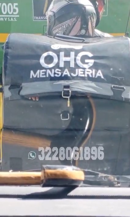EN VIDEO: Domiciliario se volvió viral tras dejar ver que transportaba un niño en su maleta Haciendo uso de las cremalleras, el domiciliario se “aseguró” de que el menor se mantuviera dentro y la nevera cerrada. El hecho ocurrió en Bogotá.