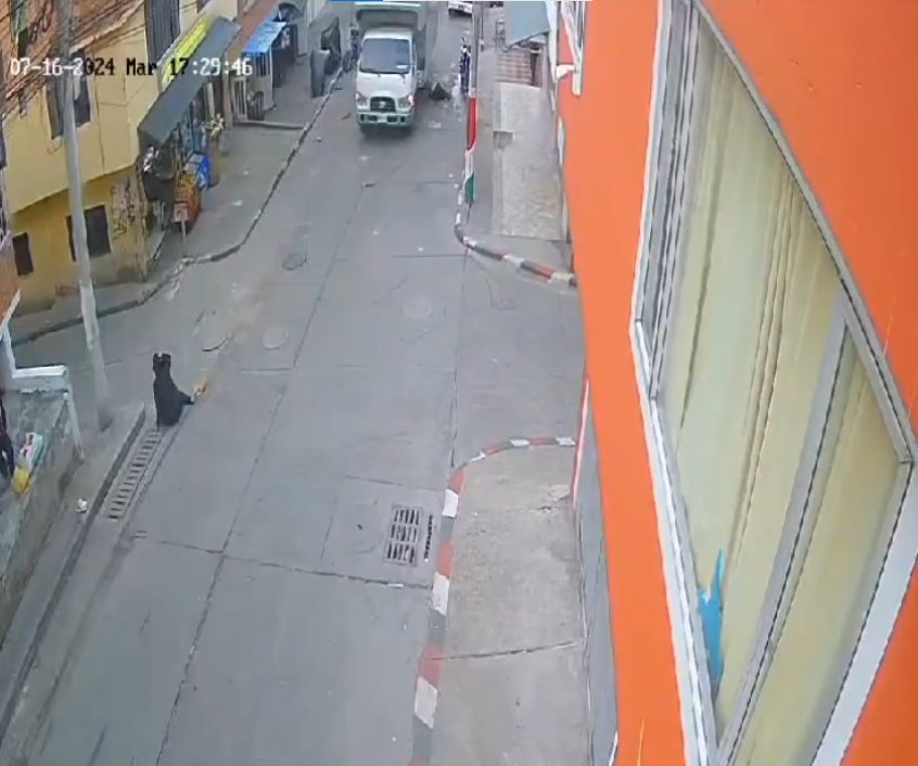 EN VIDEO: Camión arrolló a cinco personas en el barrio Candelaria la Nueva 1 EN VIDEO: Camión arrolló a cinco personas en el barrio Candelaria la Nueva Una cámara de seguridad registró el momento en que la mujer, acompañada de otra persona, intentó cruzar la calle corriendo sin notar que el camión retrocedía sin control.