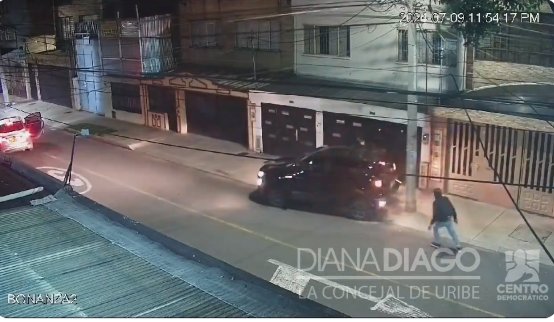 EN VIDEO: Hombre estrelló su carro contra un poste para que no se lo robaran 1 EN VIDEO: Hombre estrelló su carro contra un poste para que no se lo robaran Las cámaras de seguridad del barrio Bonanza en Engativá captaron el momento exacto en el que dos ladrones abordaron a un ciudadano e intentaron robarle el vehículo en el que se transportaba.