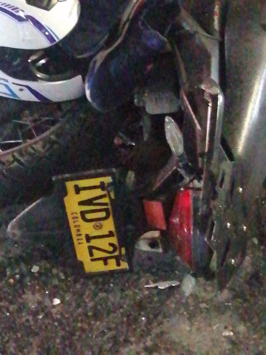 EN VIDEO: Impactante choque entre un motociclista y una camioneta en el sur de Bogotá 1 EN VIDEO: Impactante choque entre un motociclista y una camioneta en el sur de Bogotá Una imprudencia causó que el motociclista saliera disparado hacia el asfalto y quedara gravemente herido.