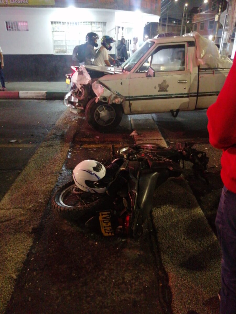 EN VIDEO: Impactante choque entre un motociclista y una camioneta en el sur de Bogotá 2 EN VIDEO: Impactante choque entre un motociclista y una camioneta en el sur de Bogotá Una imprudencia causó que el motociclista saliera disparado hacia el asfalto y quedara gravemente herido.