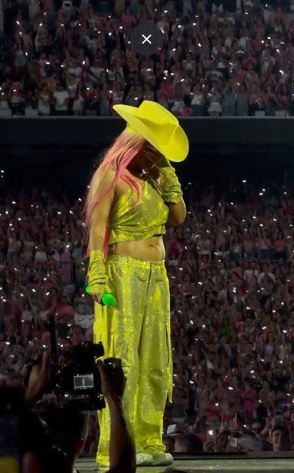 EN VIDEO: Karol G lloró tras ser ovacionada en el estadio Santiago Bernabéu 1 EN VIDEO: Karol G lloró tras ser ovacionada en el estadio Santiago Bernabéu Karol G hizo historia al convertirse en la primera artista latina en llenar por 4 noches consecutivas el estadio Santiago Bernabéu en Madrid.