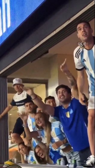 EN VIDEO: Maluma se pelea con hinchas argentinos en la final de la Copa América 1 EN VIDEO: Maluma se pelea con hinchas argentinos en la final de la Copa América Varios artistas del género urbano asistieron a la final de la Copa América, entre ellos el cantante Maluma quien se vio enfurecido por la provocación de algunos hinchas de la albiceleste.