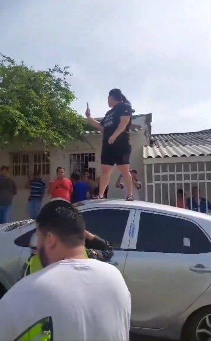 EN VIDEO: Mujer se subió al techo de su carro para que la Policía no lo inmovilizara 1 EN VIDEO: Mujer se subió al techo de su carro para que la Policía no lo inmovilizara Las autoridades tuvieron que intervenir para controlar la situación y obligar a la mujer a descender del carro.