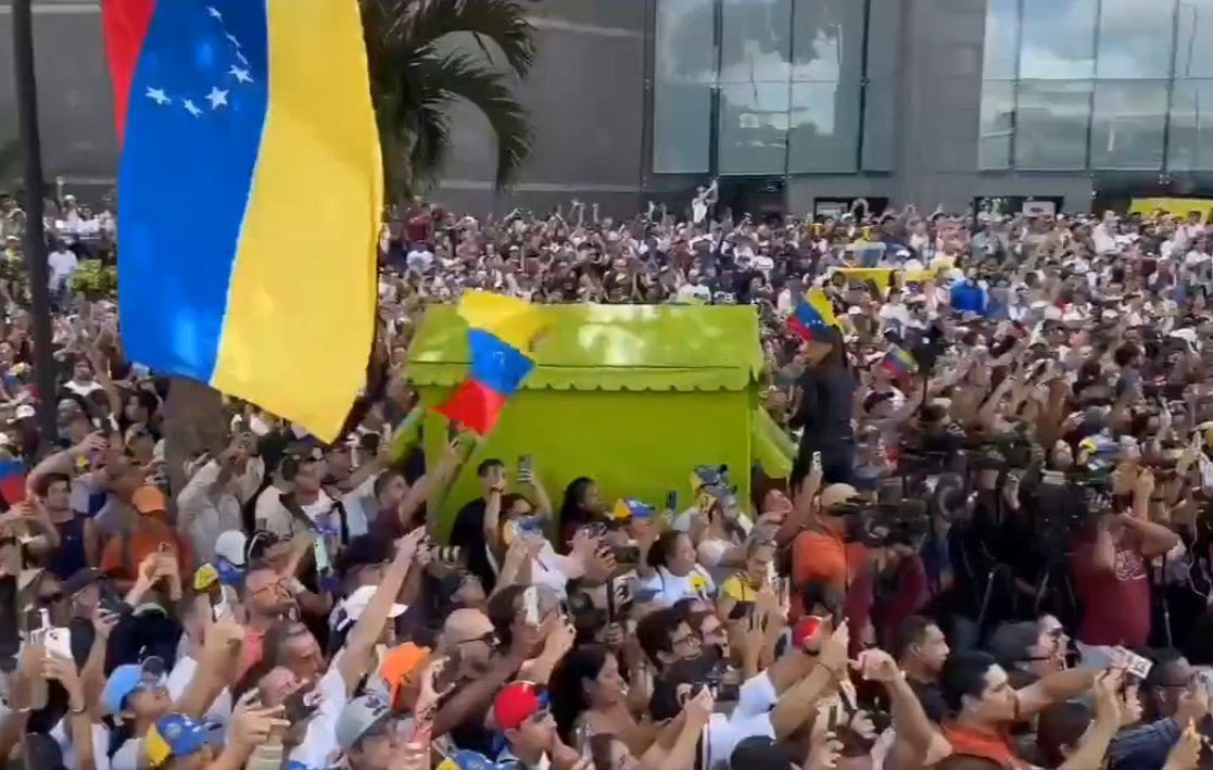 En Venezuela: al menos 11 personas han muerto en protestas opositoras 1 En Venezuela: al menos 11 personas han muerto en protestas opositoras Al menos 11 personas han fallecido en el marco de las protestas que han tenido lugar en las últimas horas en varias ciudades de Venezuela en protesta por la victoria del presidente Nicolás Maduro en unas elecciones que la oposición tacha de fraudulentas, según la ONG de Derechos Humanos Foro Penal.
