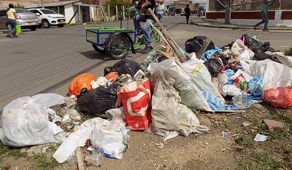 Encontraron una cabeza humana en un basurero de Bogotá La identidad de la persona fallecida aún no ha sido determinada. Según informes preliminares, la cabeza estaba envuelta en bolsas plásticas negras y cubierta con una chaqueta roja.