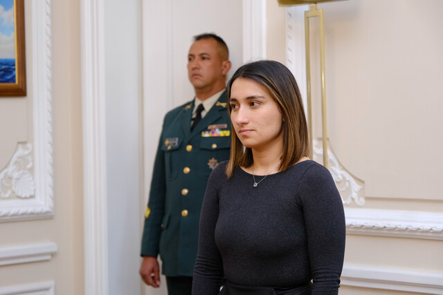 Escolta de Laura Sarabia resultó herido en medio de un intento de hurto en Engativá 1 Escolta de Laura Sarabia resultó herido en medio de un intento de hurto en Engativá Laura Sarabia, directora del Dapre, confirmó que uno de los integrantes de su esquema de seguridad fue víctima de la delincuencia.