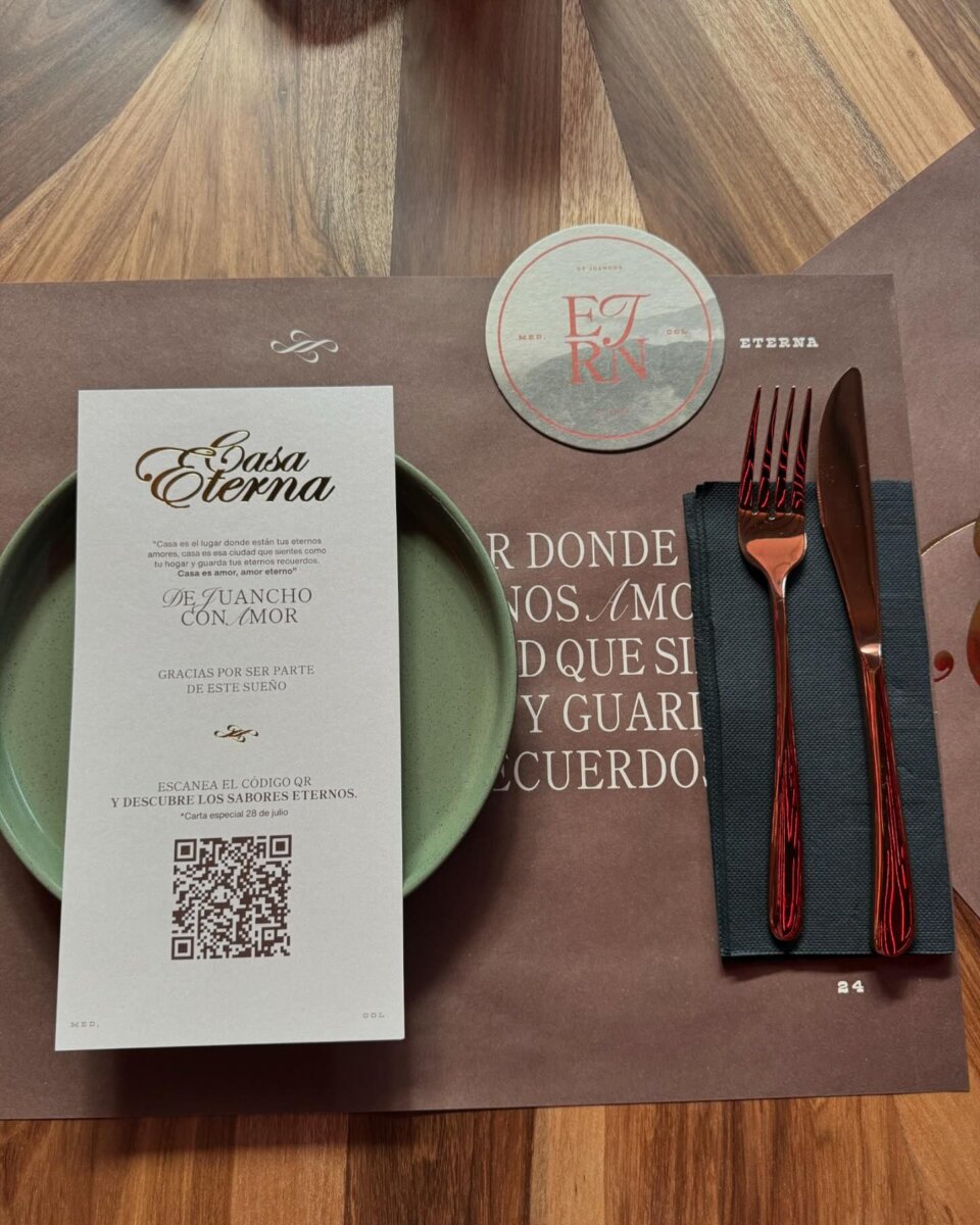 Esto es lo que cuesta comer en el nuevo restaurante de Maluma 1 Esto es lo que cuesta comer en el nuevo restaurante de Maluma El cantante paisa Maluma decidió aventurarse en el mundo de la gastronomía y el domingo, 28 de julio, anunció la apertura de Casa Eterna, su nuevo restaurante en Medellín que muy pronto estará disponible para reservas.