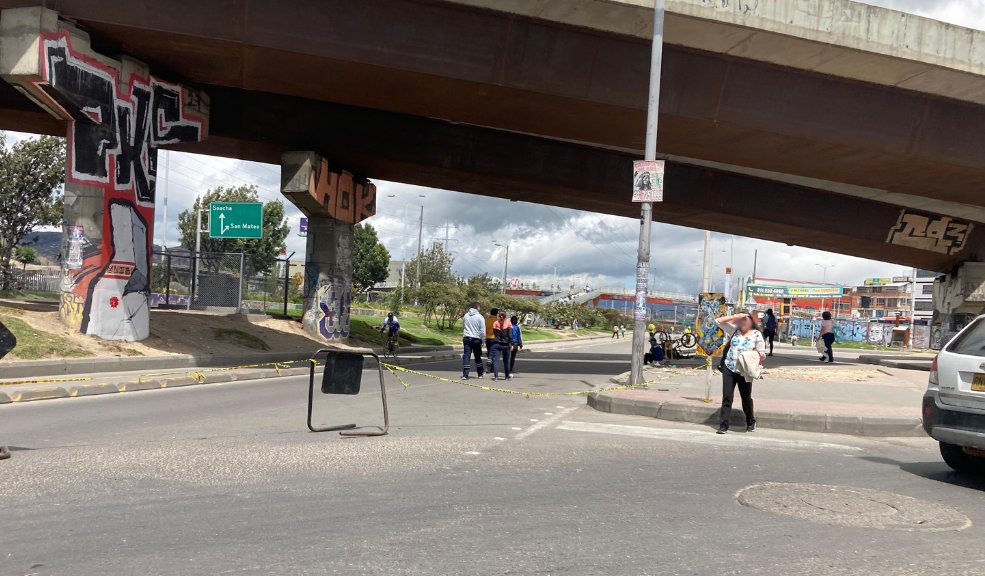 Extraño homicidio en Terreros - Soacha: la víctima estaba indocumentada Un hombre apareció sin vida en la cicloruta muy cerca del puente vehicular de Terreros. Las autoridades investigan este hecho, ya que la víctima fue atacada con arma de fuego.
